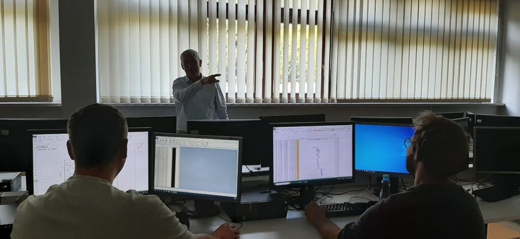 Profesor wydzielający warstwy geotechniczne ;)
